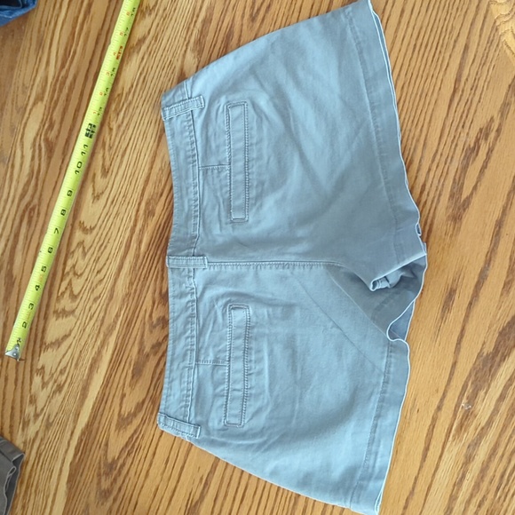 Old Navy Low Rise Gray Khaki Shorts Women's Size 6 - Picture 4 of 7